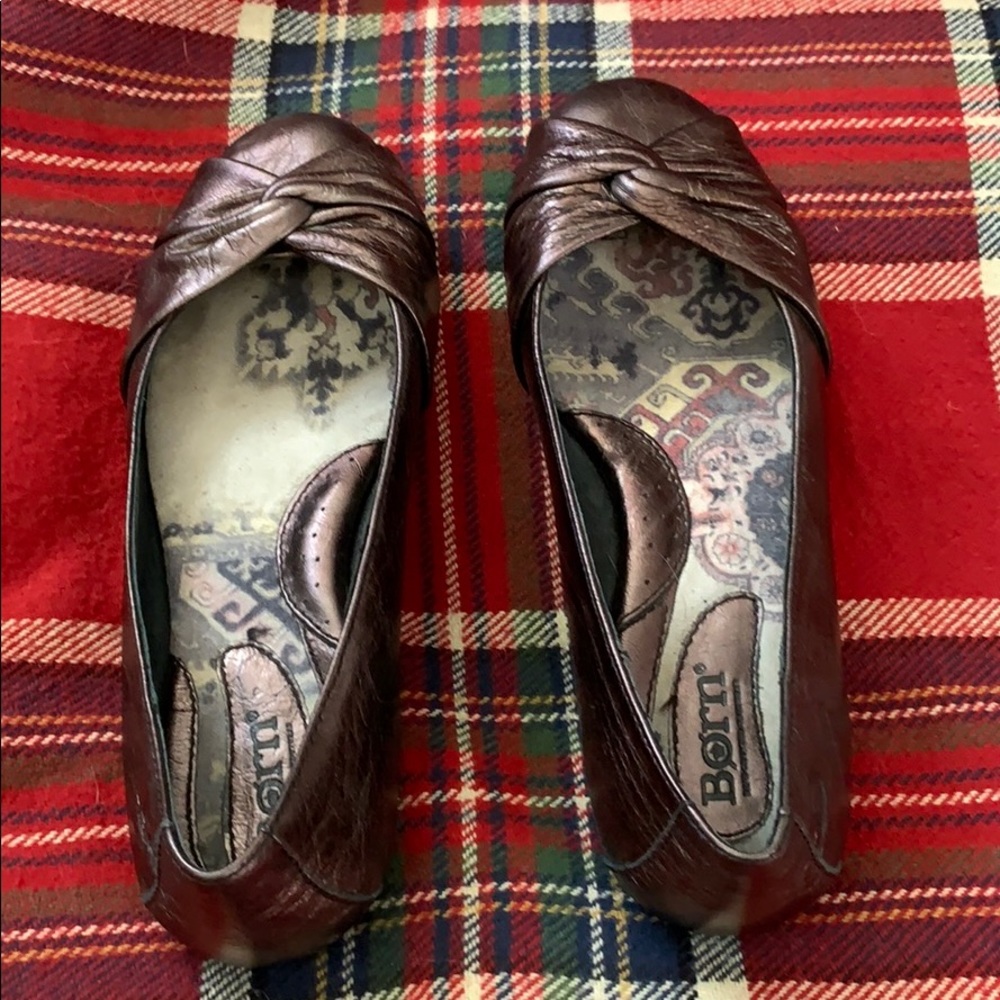 Born ballet flats in women’s 8...Metallic brown.
